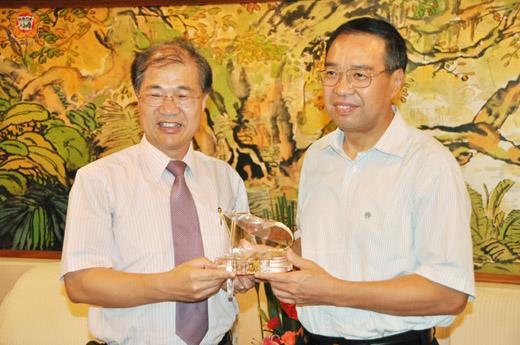 　金門縣長李沃士昨與廈門市長劉可清再度相見，十分的歡喜：、李沃士（左）昨與劉可清（右）互換禮物，增進金廈情感。（楊水詠攝）