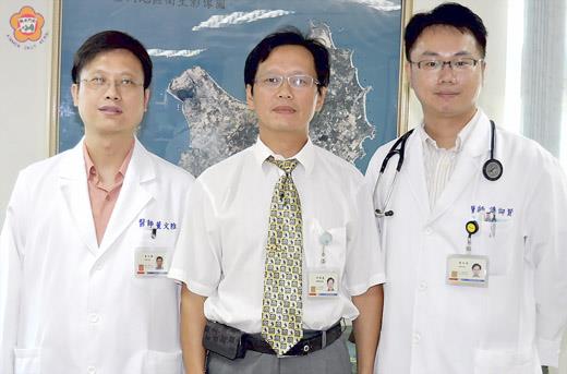 署立金門醫院八月起大幅進用台大、榮總醫學中心專科人力,署立金門醫院副院長李錫鑫(中)、外科主任董文雅(左)、內科主任傅仰賢(右)說明接續醫療服務內容。(陳麗妤攝)