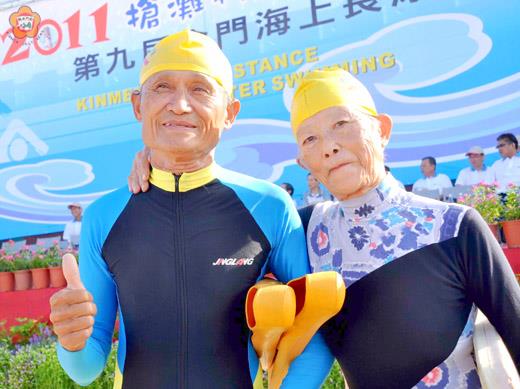   七十九歲的呂逸群和七十八歲的呂劉秀香永浴愛情海，牽手到白頭；夫妻倆合齡一百五十七歲。
（張建騰攝）