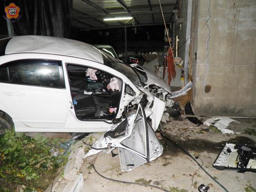 金城警分局警備隊一週來偵破二件肇事逃逸車禍,圖為黃姓駕駛酒後駕車失控衝撞民宅後自行離去,警方到場處理。(金城分局提供)