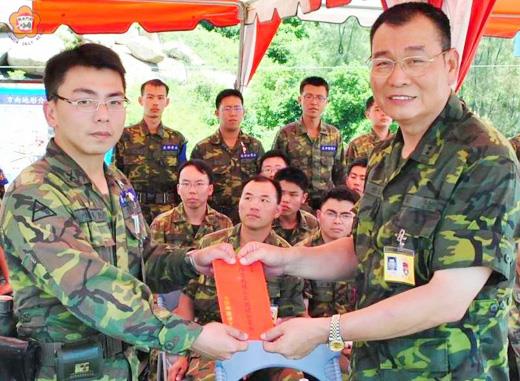   王世塗（右）視導部隊時，要求加強防恙。（金防部提供）