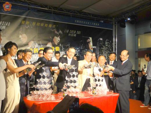 金酒公司參與贊助的《殺手歐陽盆栽》日前首映,副縣長吳友欽(左二)等人,也特別出席首映會表示支持。(圖片由金酒公司提供)