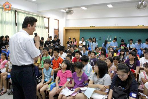   金門高中管樂團辦理第十一屆管樂暑期育樂營活動開訓，校長蔡錦杉特前往致詞勉勵。（李金鎗攝）