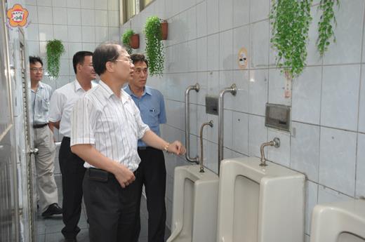 　金門縣長李沃士昨實地稽查金城車站和水頭碼頭等地公廁，了解衛生和環境維護情形。（楊水詠攝）