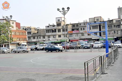 山外公車站對面的新市廣場，金湖鎮公所配合未來發展需求，委外規劃作休閒和停車用途，將催生金門第一座地下停車場，以解決停車問題並整頓市容。（陳麗妤攝）