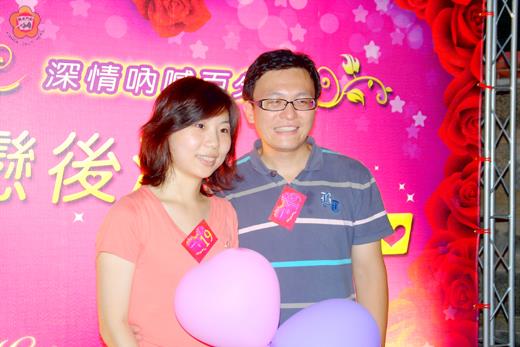 即將結婚的周鴻騰唸了一段席慕蓉的情詩，表達對未婚妻楊文英深深情意。（楊水詠攝）