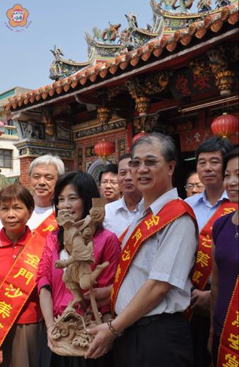 最高法院法官蔡彩貞代表捐贈者致送魁星爺神像,由金門縣長李沃士代表萬安堂擔任受贈者。(張建騰攝)