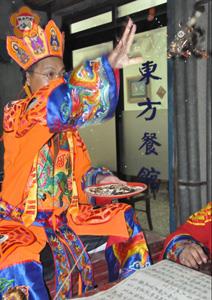 接手接腳普渡眾生     張建騰／圖文