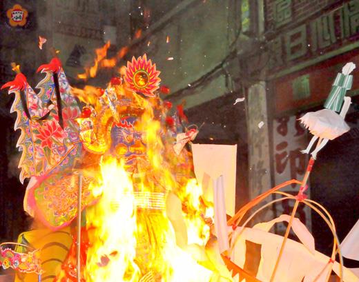 新巿里的普渡，普渡公於前夜十點半辭神後化為烈焰。（張建騰攝）