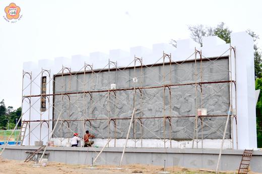 慶祝建國100年縣政府規畫在古寧頭金門和平紀念園區籌建的「和平牆」─金門精神堡壘，已初步完工。（李金鎗攝）