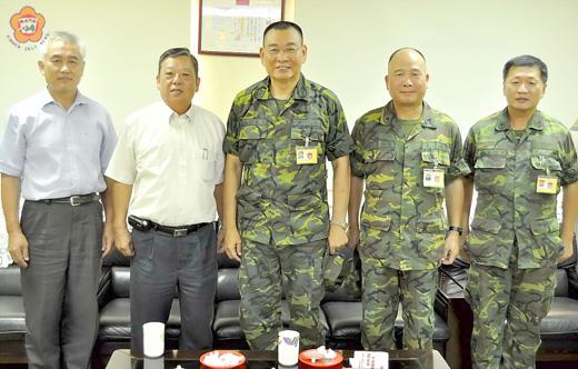 金門防衛部指揮官王世塗中將（中）昨到金沙鎮拜會，期增進軍民友好關係，攜手共創雙贏。（陳麗妤攝）