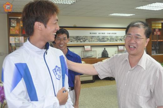 國立臺灣體育學院競技運動學系老師、中長跑教練許績勝，昨率同來金進行體育訓練交流選手拜會金門縣長李沃士。（李增汪攝）