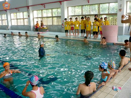   配合金門縣紅十字會辦理「2011年金門縣晉江市青少年夏令營」兩岸救生訓練，消防局金城分隊指派專業水上救生教練傳授救生技能，讓遠自大陸來的青少年朋友們有個難忘的體驗。（照片由金城消防隊提供）