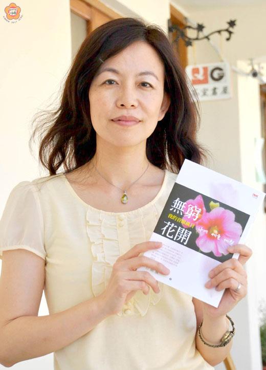   石曉楓明晚將在「金門花園」為《無窮花開－我的首爾歲月》舉辦這本新作的第一場簽書會。（張建騰攝） 