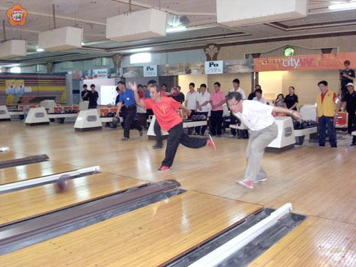   第一屆金城盃保齡球公開賽昨舉行開幕儀式，由金城鎮長石兆瑉主持開球。
（李金鎗攝）