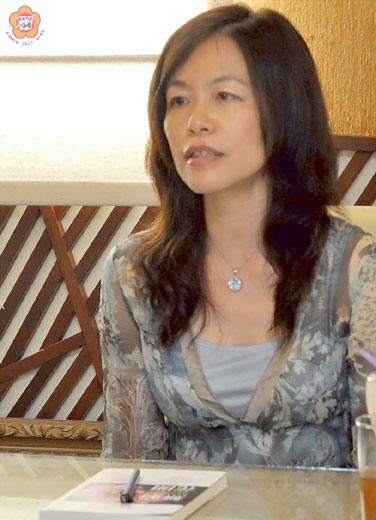 「金門才女」石曉楓，返鄉辦簽書會，漫談她在韓國對生活和文化的觀察。（陳麗妤攝）