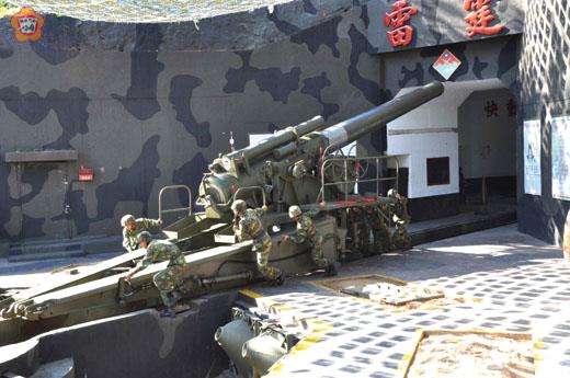 、「金剛大砲」由軌道從雷霆砲壘移動到八卦陣地。（張建騰攝）