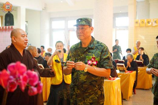   福慧寺辦理梁皇法會，超薦八二三及古寧頭戰役為國捐軀的英勇將士：金防部指揮官王世塗中將到場參與，表達地方的感恩追思。（陳麗妤攝）