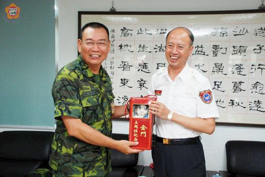 指揮官王世塗日昨拜會金門縣消防局,受到局長楊肅凱等人熱烈歡迎,雙方就金門地區災害防救工作協助事項交換意見。(消防局提供)