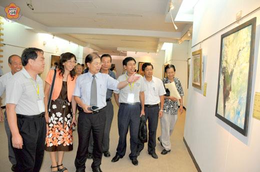「建國百年～金門百位書畫家特展」昨開幕，縣長李沃士主持，並參觀特展作品，希望營造一個藝術之家。（楊水詠攝）