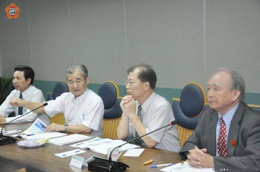   交通部長毛治國昨日來金視察金門航空站擴建、水頭港區建設的工程：毛部長（左二）聽取縣長李沃士提出建設需求，表達中央支持的立場。（許加泰攝）