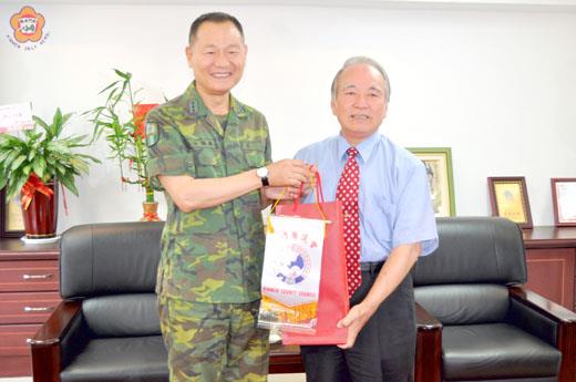   陸軍司令李翔宙上將昨拜會金門縣議會，雙方互換旗幟禮品，並就地區各項議題交換意見。（李金鎗攝）