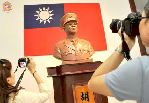   國際媒體在明德公園胡璉將軍紀念館中聚焦於胡璉的銅像。（張建騰攝）