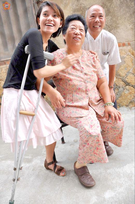   國際反雷親善大使柬埔寨女孩宋可邵（左）昨探訪曾受雷傷的金門居民李錫盛（右）和陳張麗玉（中）；她希望金門能早日成為無雷的地方。（張建騰攝）