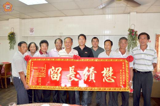 金寧鄉公所清潔隊長黃天文將於九月一日榮退，鄉代會主席楊萬山舉辦歡送餐會並致贈紅匾額祝福。（李金鎗攝）