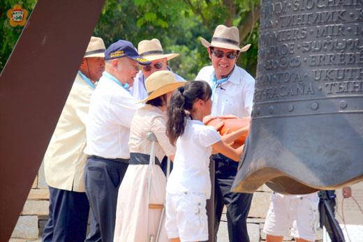   建國百年和平祈福日昨天在古寧頭和平紀念園區舉行，總統馬英九與兩位諾貝爾和平獎得主等人一起敲響和平鐘。（李金鎗攝）