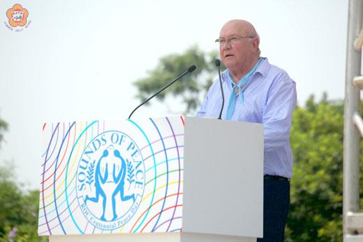 諾貝爾和平獎得主南非前總統戴克拉克(De Klerk)、國際反地雷組織親善大使宋可邵(Song Kosal)一同敲響這座象徵和平軌跡的紀念鐘。(李金鎗攝)