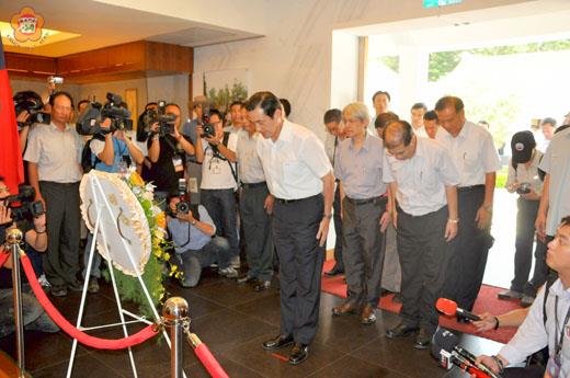 馬總統昨至經國先生紀念館獻花行禮致敬。（楊水詠攝）