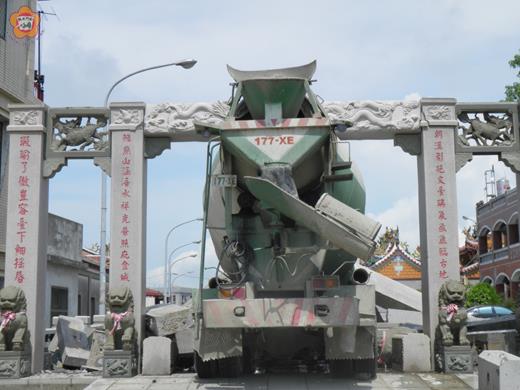 　王姓司機駕駛的預拌混凝土車撞毀金門城古地城隍廟牌坊，牌坊上大石塊掉落壓垮駕駛室，消防人員出動機具救援，王姓駕駛頭殼破裂，送醫不治。（莊煥寧攝）