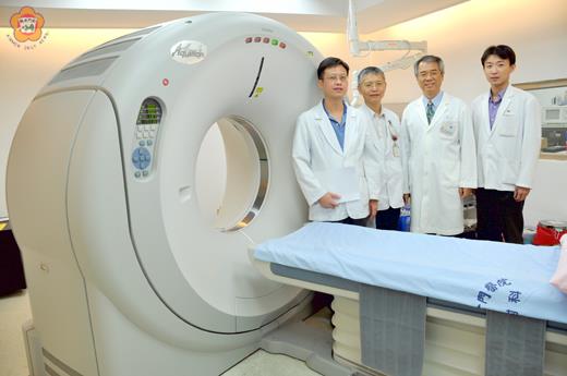 林仁鑫（右二）、董文雅（左一）、許翼銘（左二）、林彥懷（右一）共同表示：「128切電腦斷層掃瞄儀」讓金門醫院的高階影像服務邁入新的里程碑。
（張建騰攝）