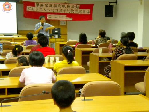   婦權會辦親職講座，邀請勵馨基金會中區辦事處何振宇抵金分享如何為孩子訂作快樂幸福。（陳麗妤攝）