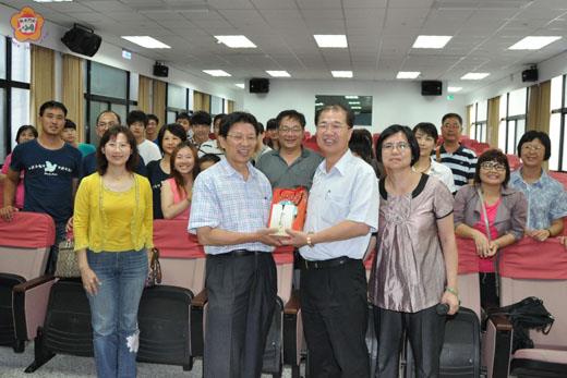 　台灣北區醫療器材門市聯誼會由會長歐喜雀（前排左二）、李琳芸（前排右一）率隊前往縣府拜會，縣長李沃士（前排右二）致贈地方特產歡迎他們到訪。（莊煥寧攝）