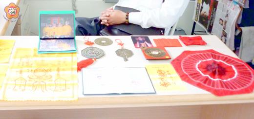 來自大陸福建省安溪縣的二名易姓民眾，以隨身背包私自夾帶1隻白文鳥入境，準備在金進行卜卦算命等營利行為，金城派出所員警據報查獲，查扣相關卜卦算命之證物，而白文鳥則由檢疫單位依法銷毀。
（莊煥寧攝）