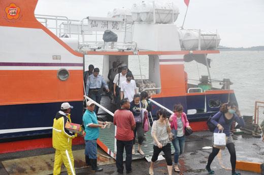   受南瑪都颱風影響，浯江輪渡有限公司從昨日晚間18時30分起全面停航金烈航線，旅客趕搭交通船到大金門。（許加泰攝）