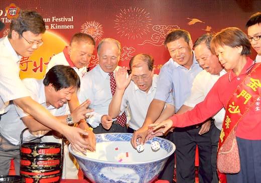 二○一一金門中秋博狀元餅開博，在與會貴賓依序開骰下，宣告今年中秋博餅正式開博。（陳麗妤攝） 