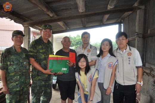   金防部指揮官王世塗中將在政戰主任李智雄少將等人陪同，昨日冒雨前往獨居長者尹耀田住處慰訪致贈禮品。（李金鎗攝）