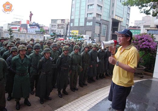   金防部砲兵群昨出動官兵協助颱風過後環境維護復原，金城石鎮長代表鎮民表達感謝和敬意。（金城鎮公所提供）
