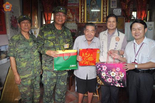   金防部指揮官王世塗中將等人，昨到金沙鎮東埔村，向老榮民柯炳炎賀節。（陳麗妤攝）