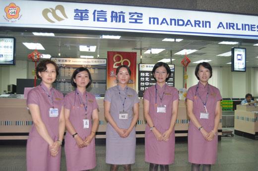   華信航空公司昨（一）日起全面更換地勤同仁新制服，要讓民眾體會華信以客為尊的企業精神。（李金鎗攝）