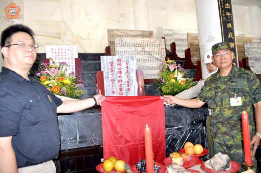 在「大嶝島」及「古寧頭」戰役公陣亡的陸軍前「十一師三十一團」戰士昨天入祀忠烈祠，由金防部指揮官王世塗、「陸軍前十一師師長」劉鼎漢之孫為烈士揭開靈位上的紅布。（張建騰攝）