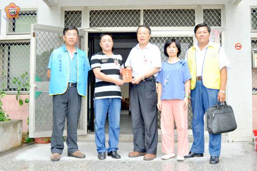   塔山發電廠廠長李清德（右三）率員前往金門家庭扶助中心探訪，致贈慰問金一萬元。
（莊煥寧攝）