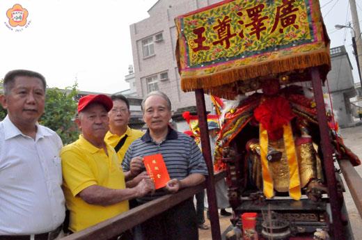   龍鳳宮的「廣澤尊王」昨赴大陸，目的是要與詩山鳳山寺交流。王再生（左三）、楊應雄（左一）專程到官澳送行。（張建騰攝）