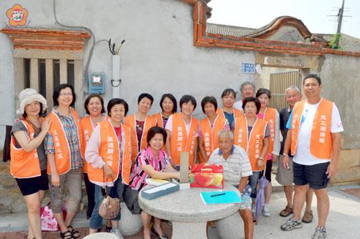 金城鎮前水頭社區關懷照顧據點志工隊在縣議員許華玉隊長帶領下，探慰轄區獨居老人。（李金鎗攝）