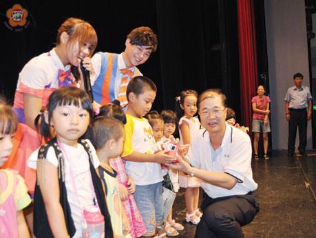momo開學亮起來活動,李縣長贈送禮品嘉勉小朋友熱情演出。(李金鎗攝)