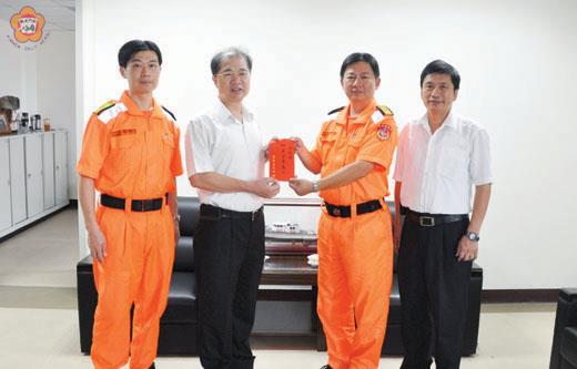 　金門縣長李沃士昨致贈秋節加菜金，慰勞金門海巡隊護漁、救護、保護我海域生態和安全的辛勞。（楊水詠攝）