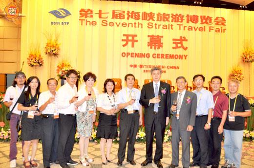   第七屆海峽旅遊博覽會昨晚舉行開幕，副縣長吳友欽（右四）帶領金門各旅遊業者與大陸福建省副省長洪捷序（右五）合影。（李金鎗攝）